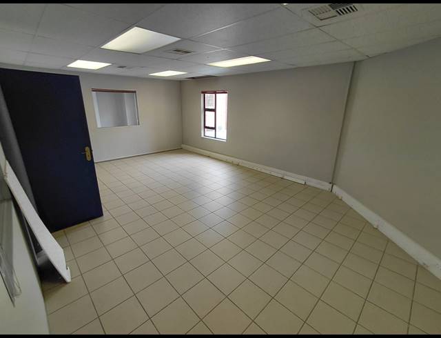 151M² OFFICE TO LET IN FOURWAYS